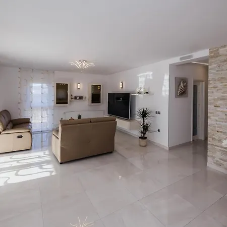 Axioma 4-star Luxury Villa, 2 Apartments, Sea View , Close To Beach, Sea View Terrace Apartment Kastela