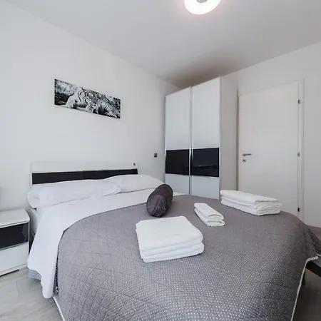 Axioma 4-star Luxury Villa, 2 Apartments, Sea View , Close To Beach, Sea View Terrace Apartment *